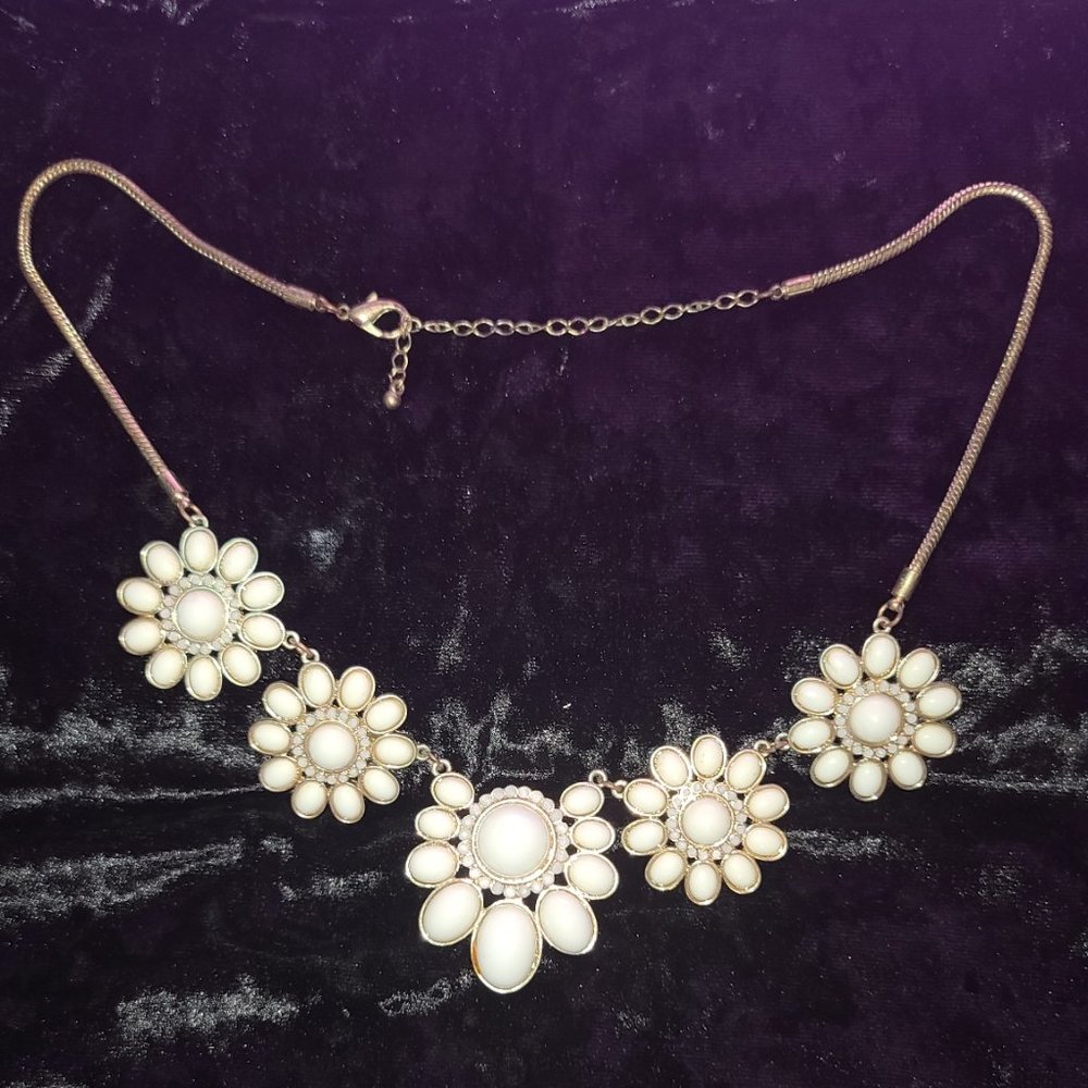 White and gold flowery necklace